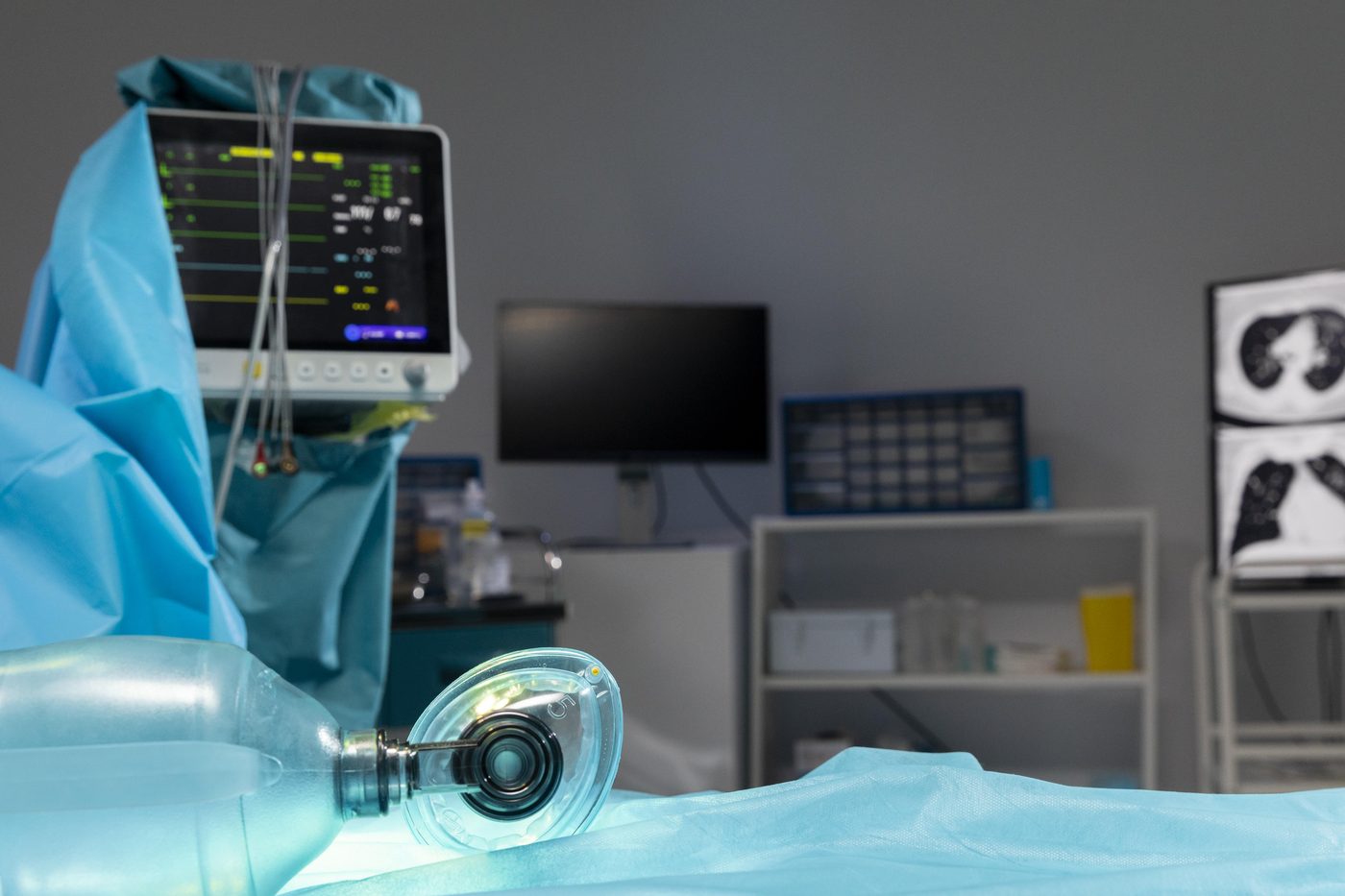 Equipo médico hospitalario en sala de procedimientos